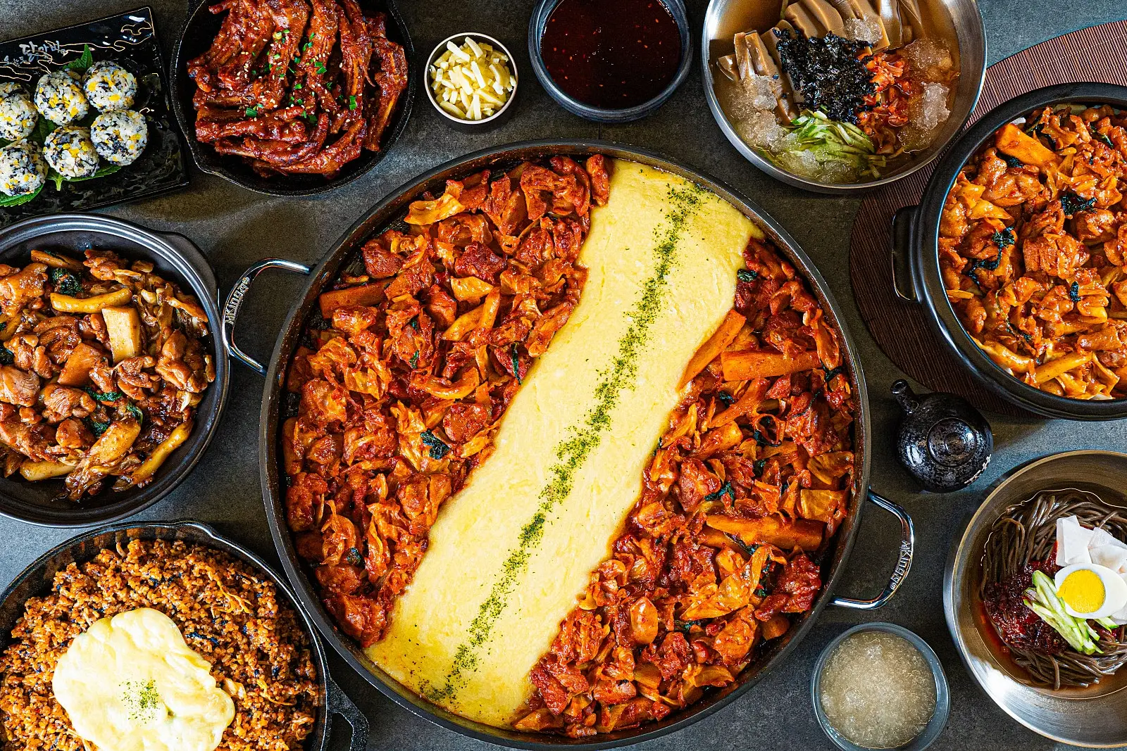 치즈 닭갈비와 볶음밥, 곁들임 음식이 차려진 상차림